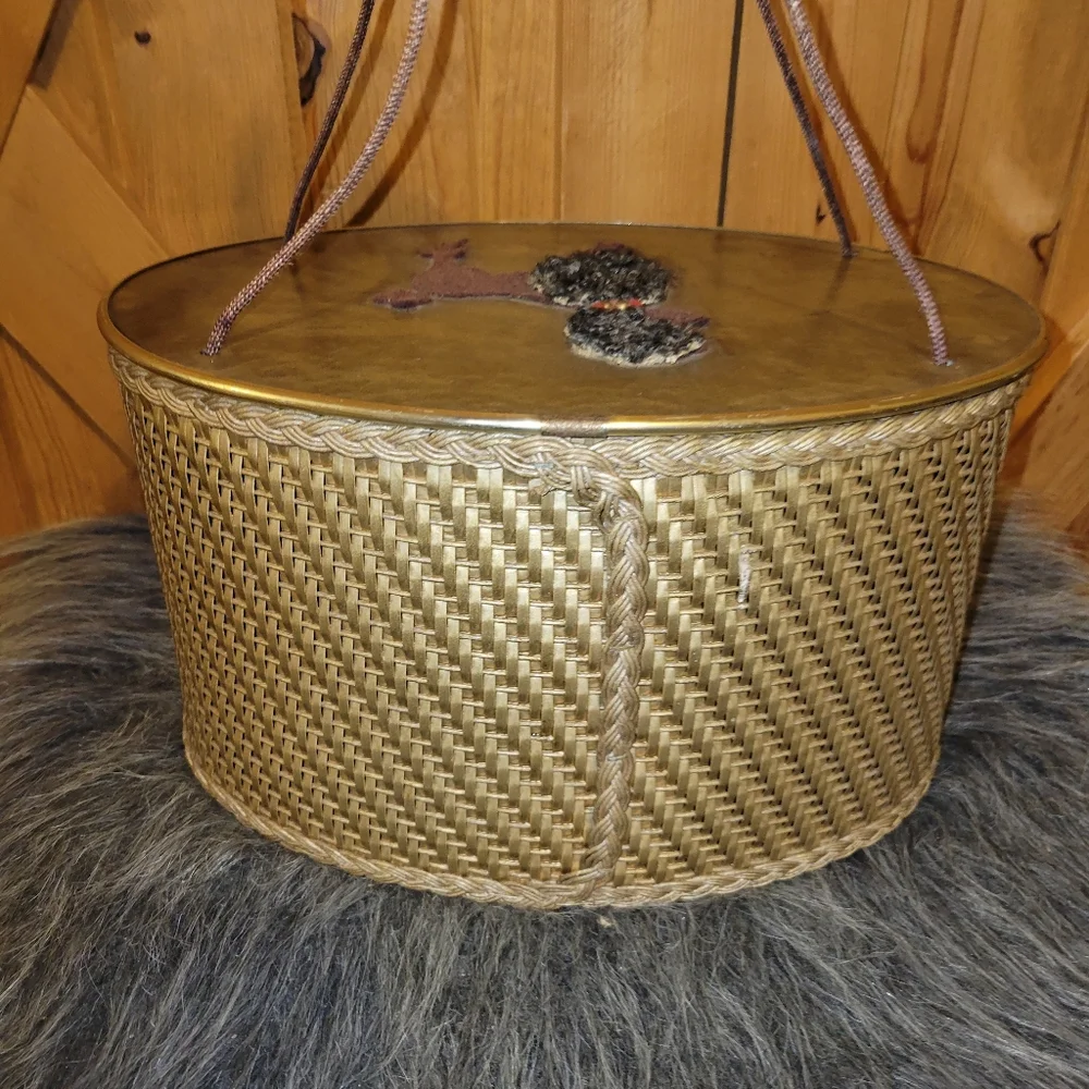 Vintage Princess Poodle Oval Sewing Basket - Picture 6 of 15